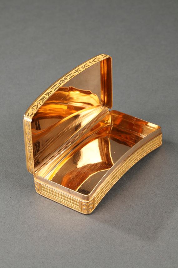Curved gold snuff-box | MasterArt